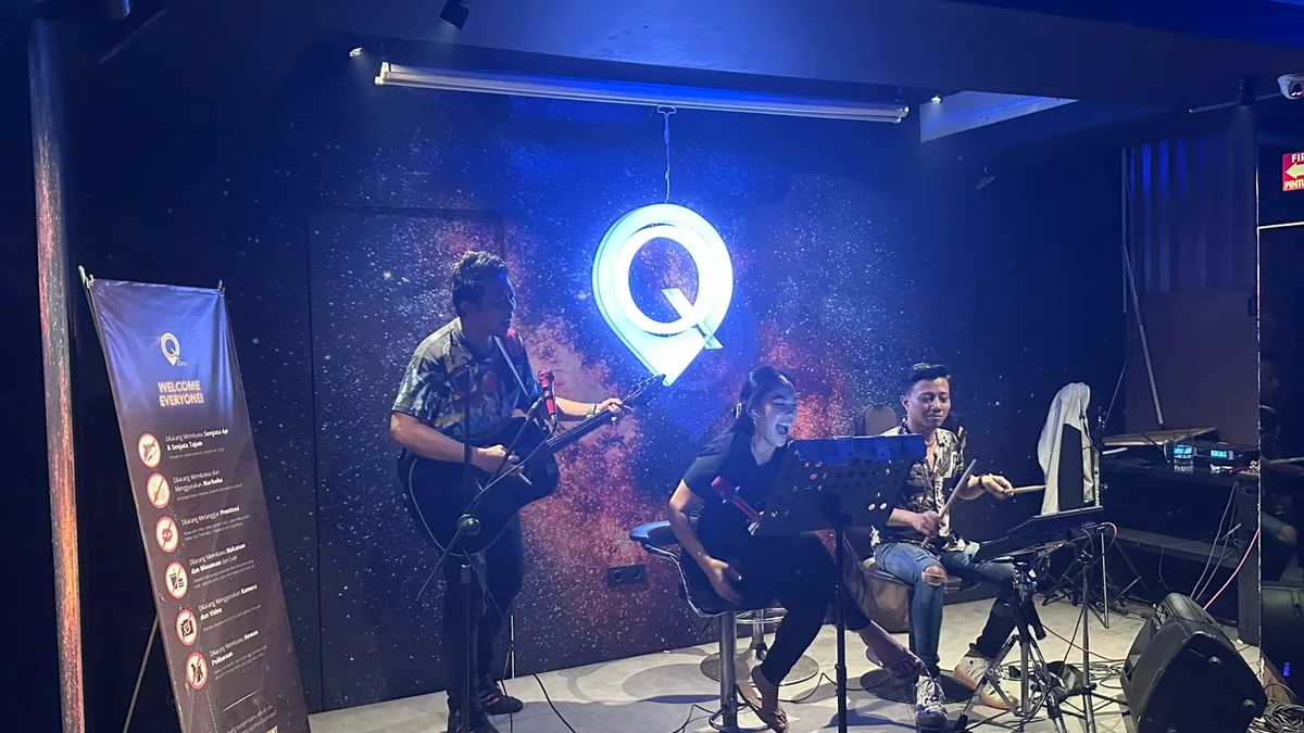 Pertunjukan live music di Q-One Jakarta Barat