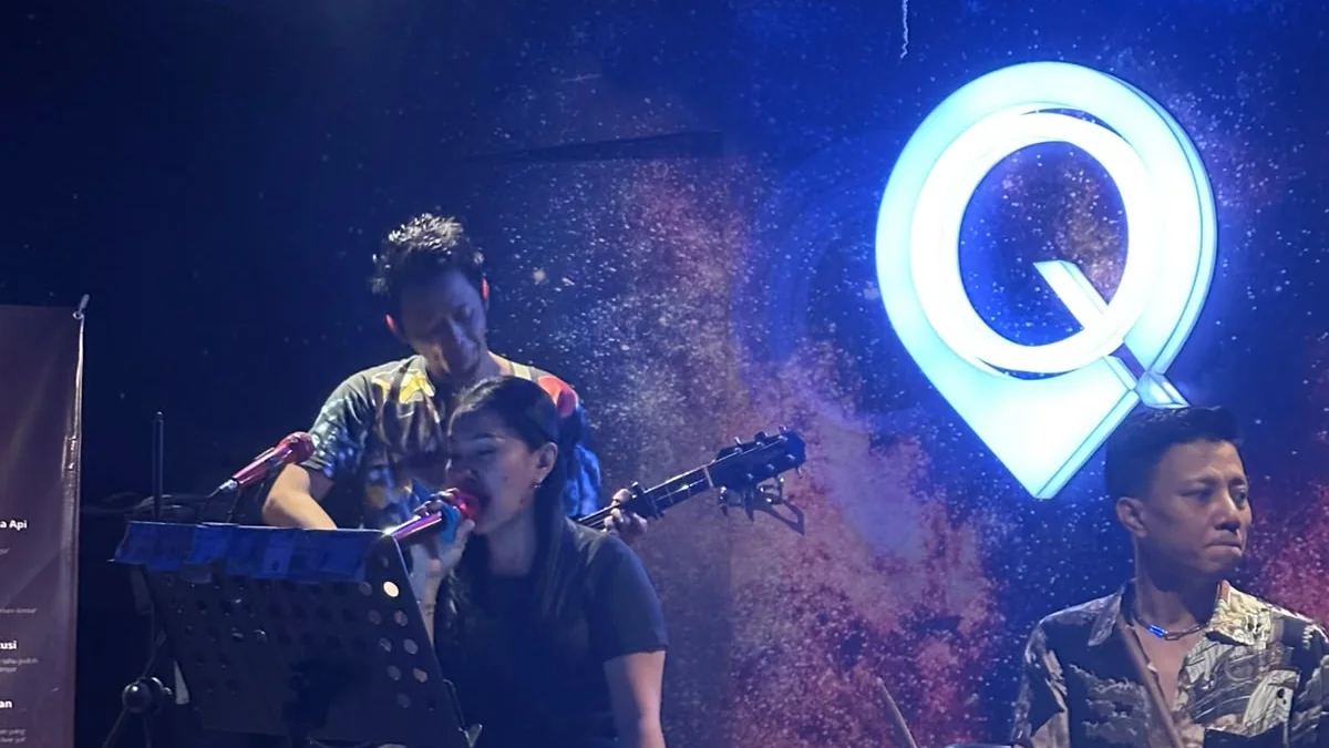 Panggung Q-One sebagai tempat nongkrong dengan live music di Jakarta Barat